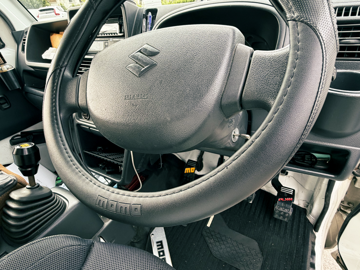 MOMO製ハンドルカバーの運転席まわり